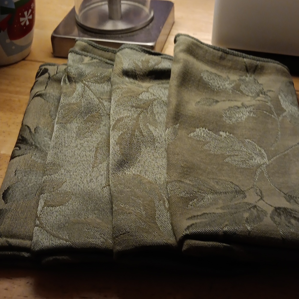 NWT GREEN DAMASK TABLE NAPKINS